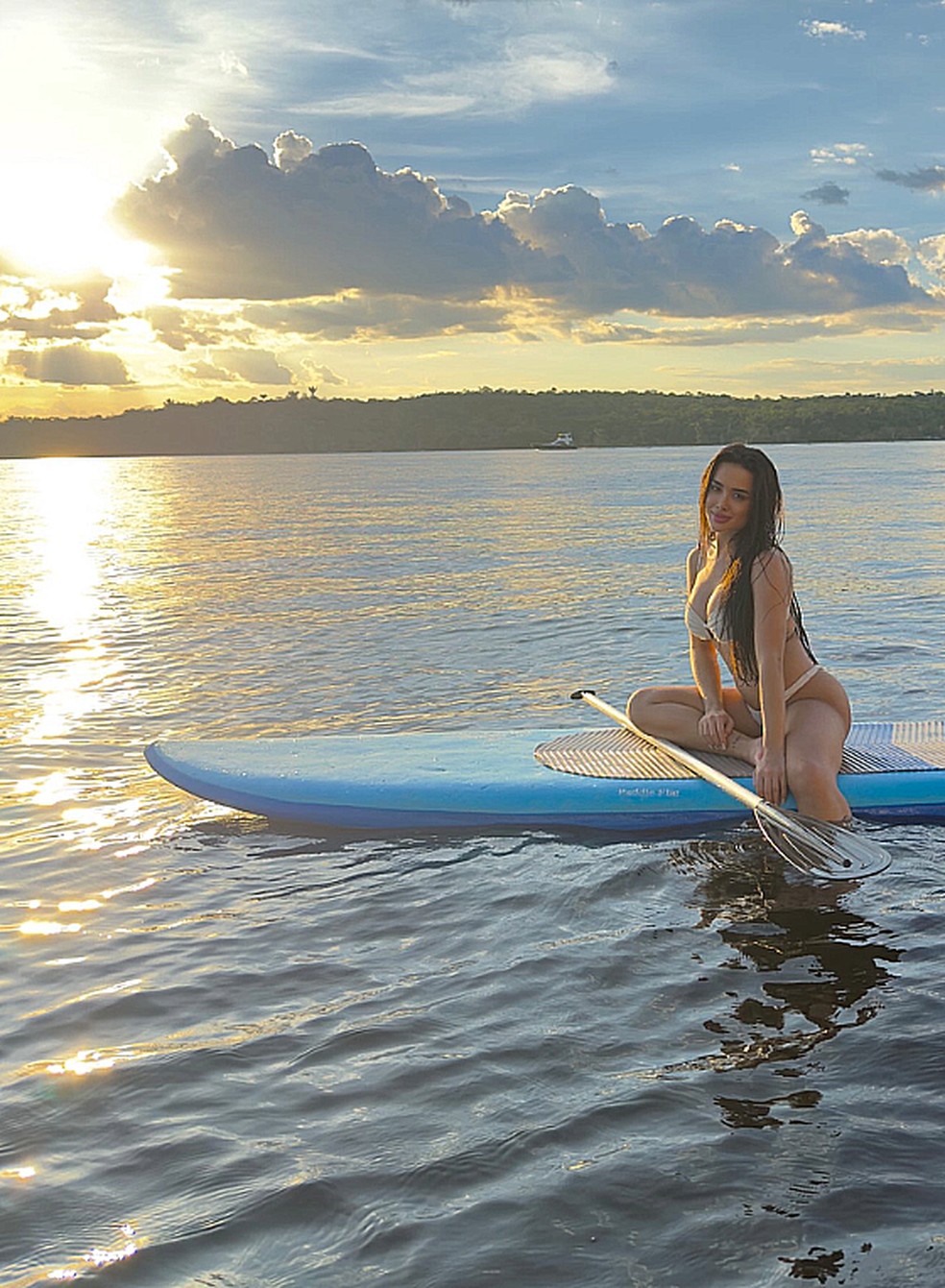 Jordana posa em rio durante viagem ao Amazonas — Foto: Reprodução/Instagram