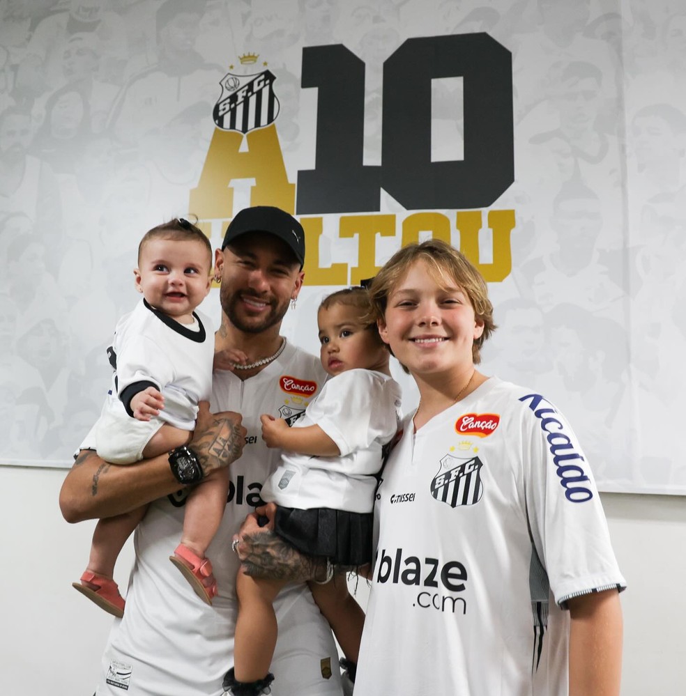 Neymar com os filhos Davi Lucca, Mavie e Helena — Foto: Instagram