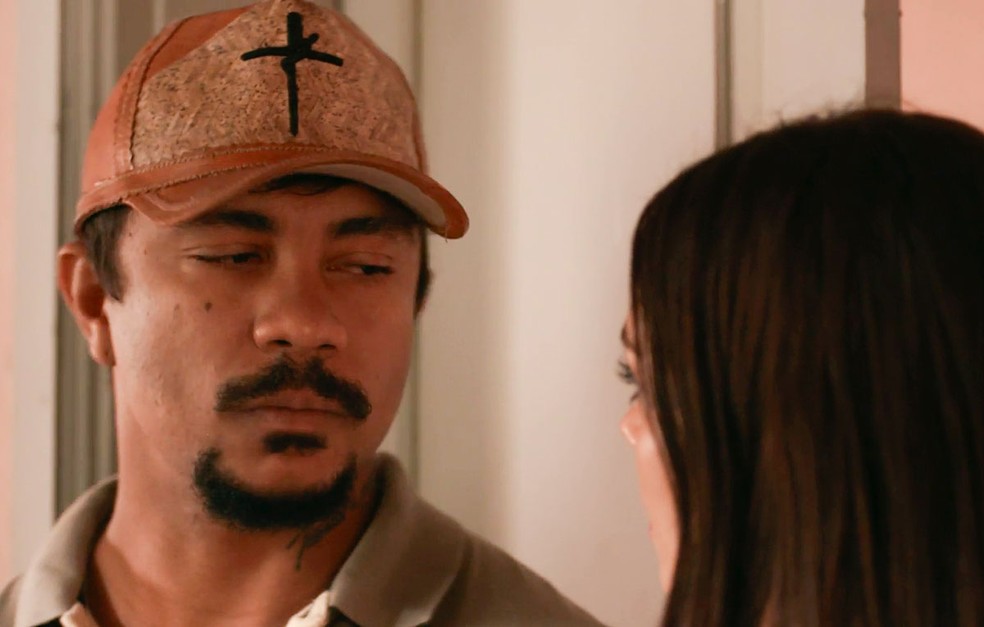 Em Renascer, Damião diz que vai ficar com a esposa, Ritinha, e deixar Eliana — Foto: Globo