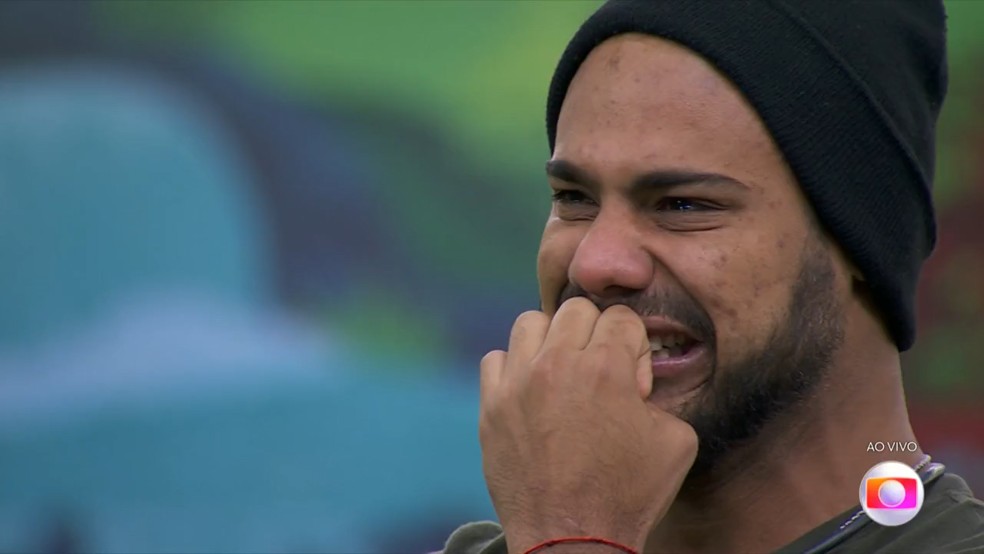 Marcus Vinicius cai no choro após a eliminação de Luigi, no BBB 24 — Foto: Globo