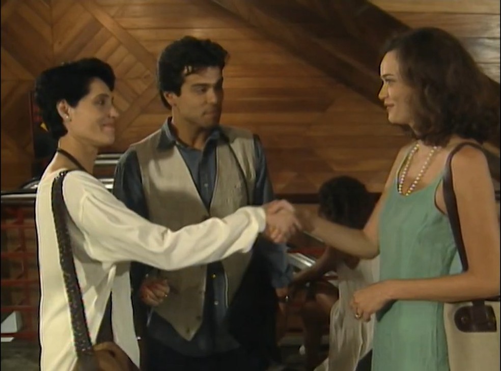 No primeiro capítulo de A Viagem, Diná não gosta de ver Téo acompanhado de uma cliente — Foto: TV Globo