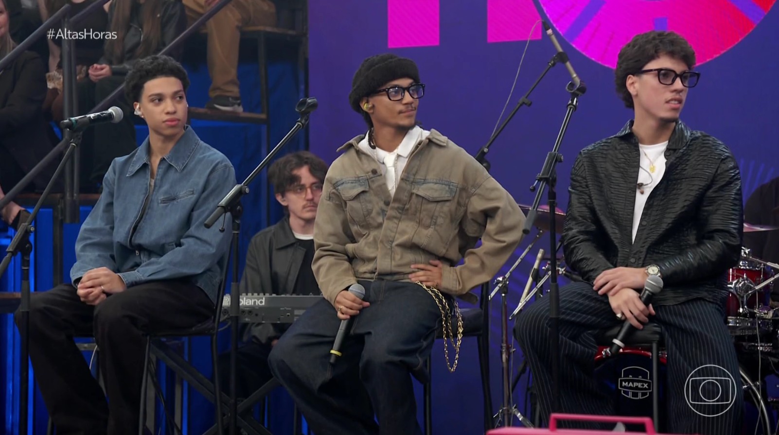 Djavan canta com netos e filho mais novo e impressiona web: 'Talento no sangue'