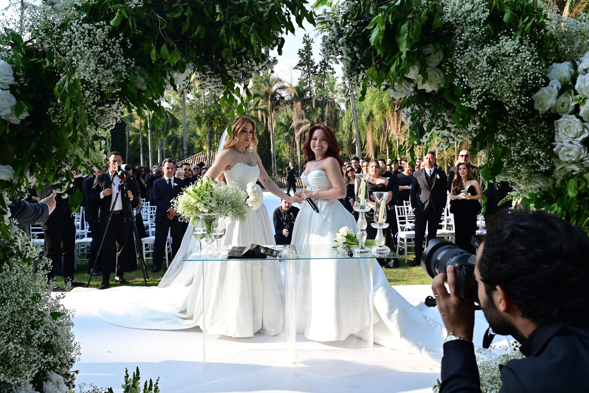 Mari Fernandez se casa com influenciadora Julia Ribeiro