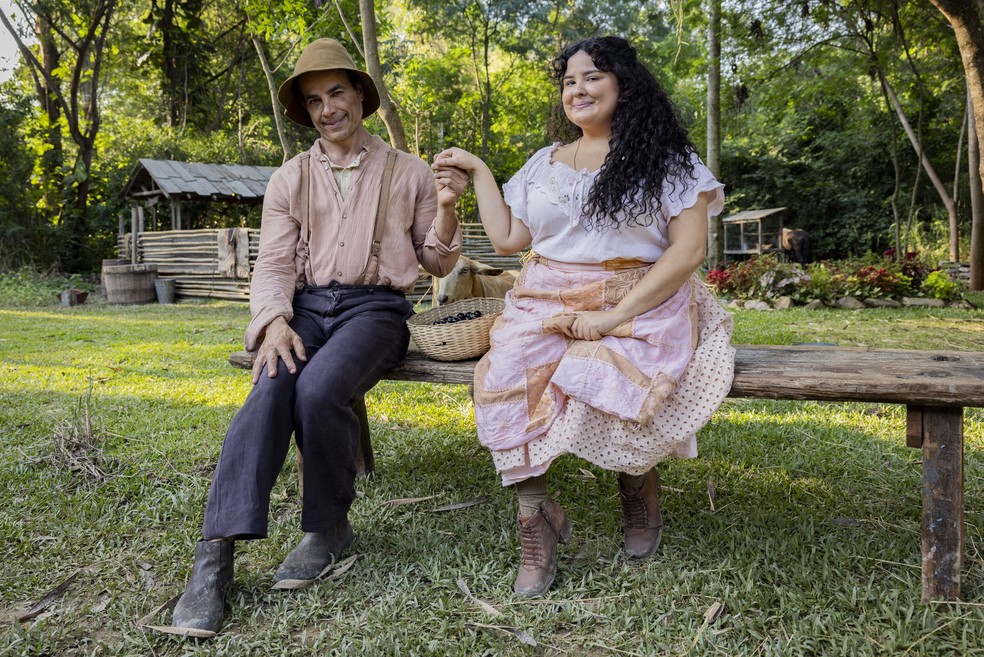 Zé dos Porcos (Anderson Di Rizzi) e Maria Divina (Castorine) em Êta Mundo Melhor! — Foto: Globo