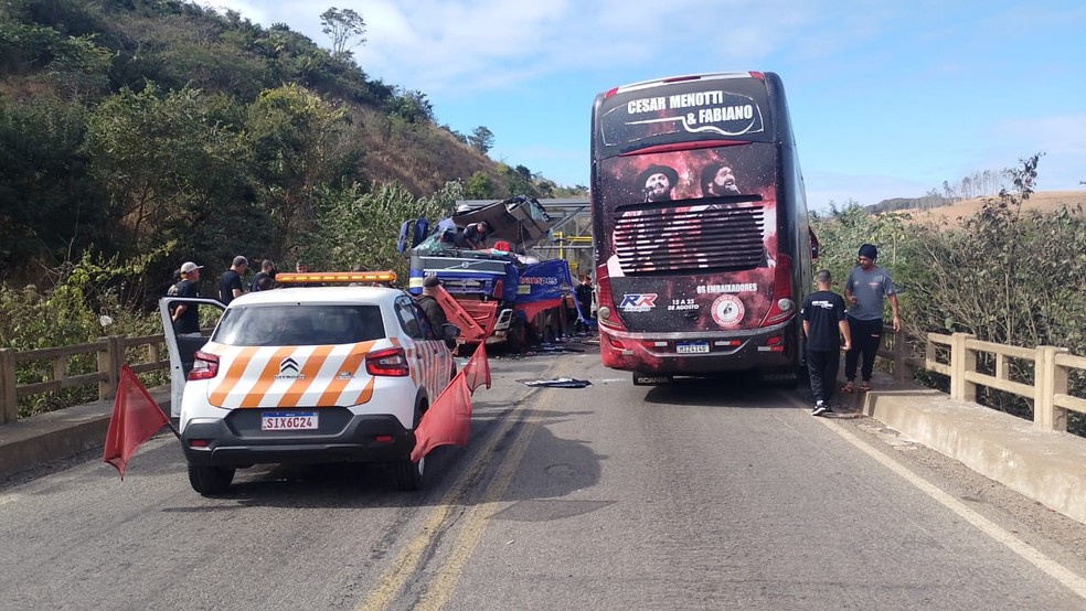 Ônibus da dupla César Menotti e Fabiano sofre um acidente — Foto: Reprodução/Redes Sociais