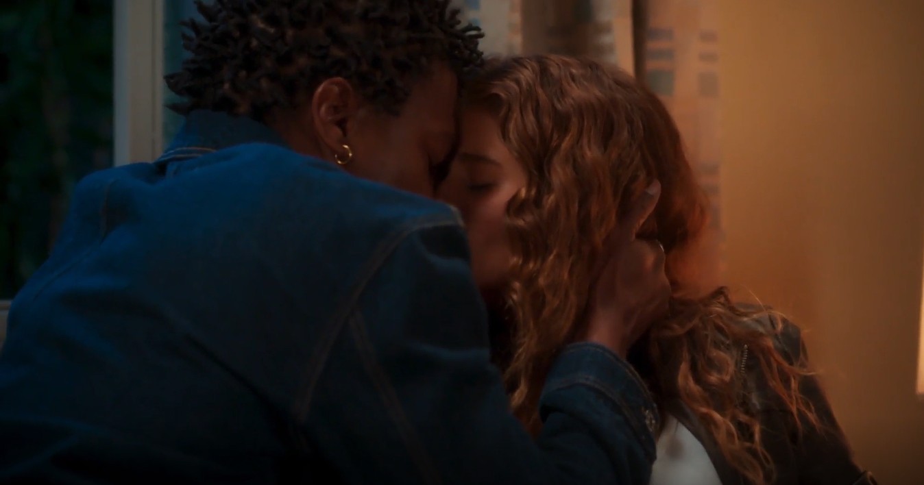 Coração Acelerado: Leandro beija Agrado após crise de ciúmes