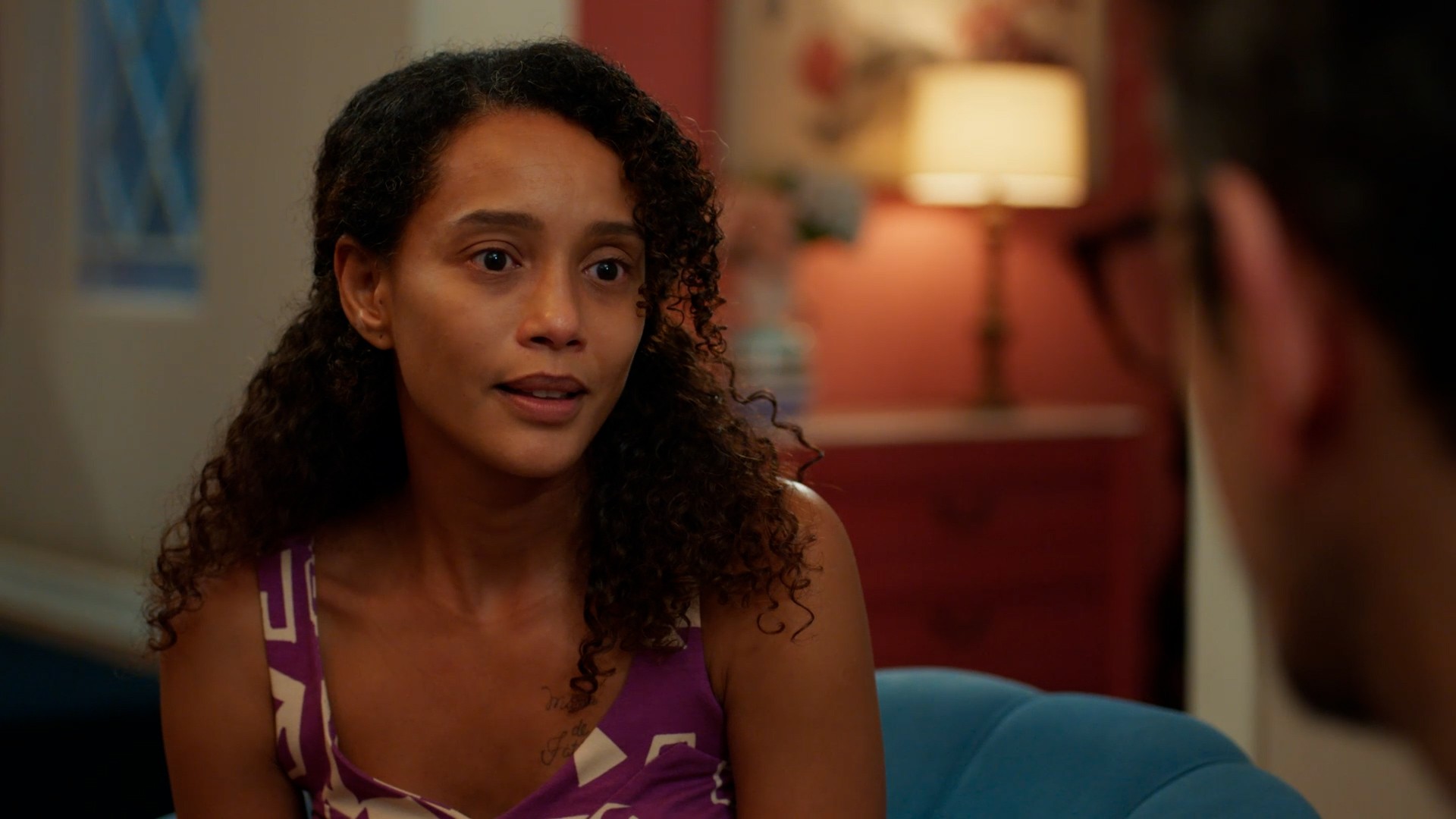 Vale Tudo: Raquel guarda mala com dólares para Maria de Fátima