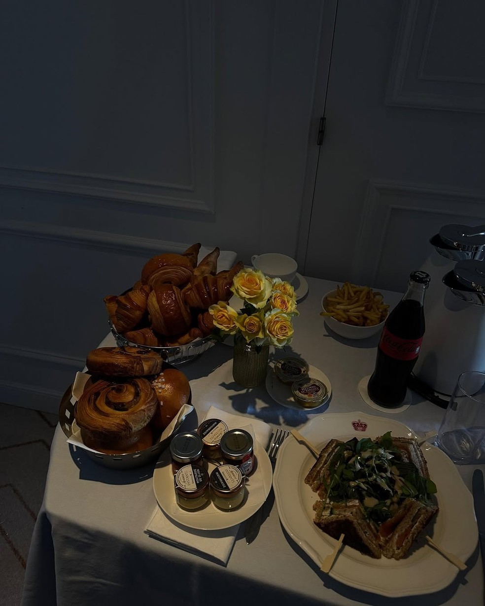 Marina Ruy Barbosa posta fotos de bastidores após Cannes: 'Antibiótico, cama e gatos' — Foto: Reprodução/Instagram