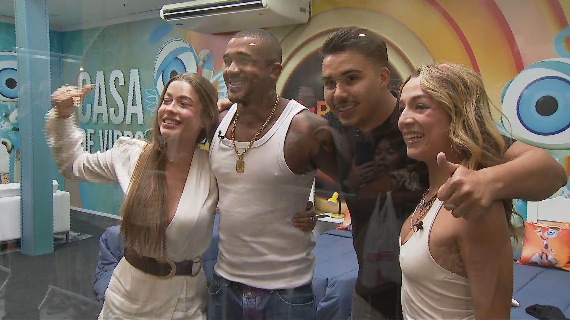 Pedro e Elisa fazem competição de flexão de braço na Casa de Vidro do Sul