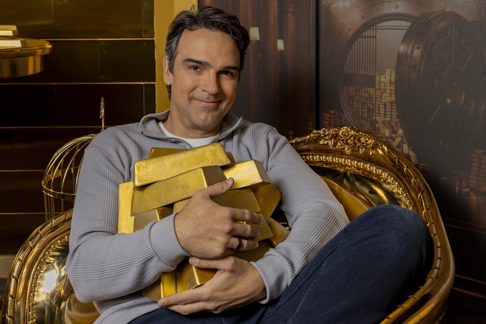 Tadeu Schmidt na casa do BBB 26 — Foto: Globo/Fábio Rocha
