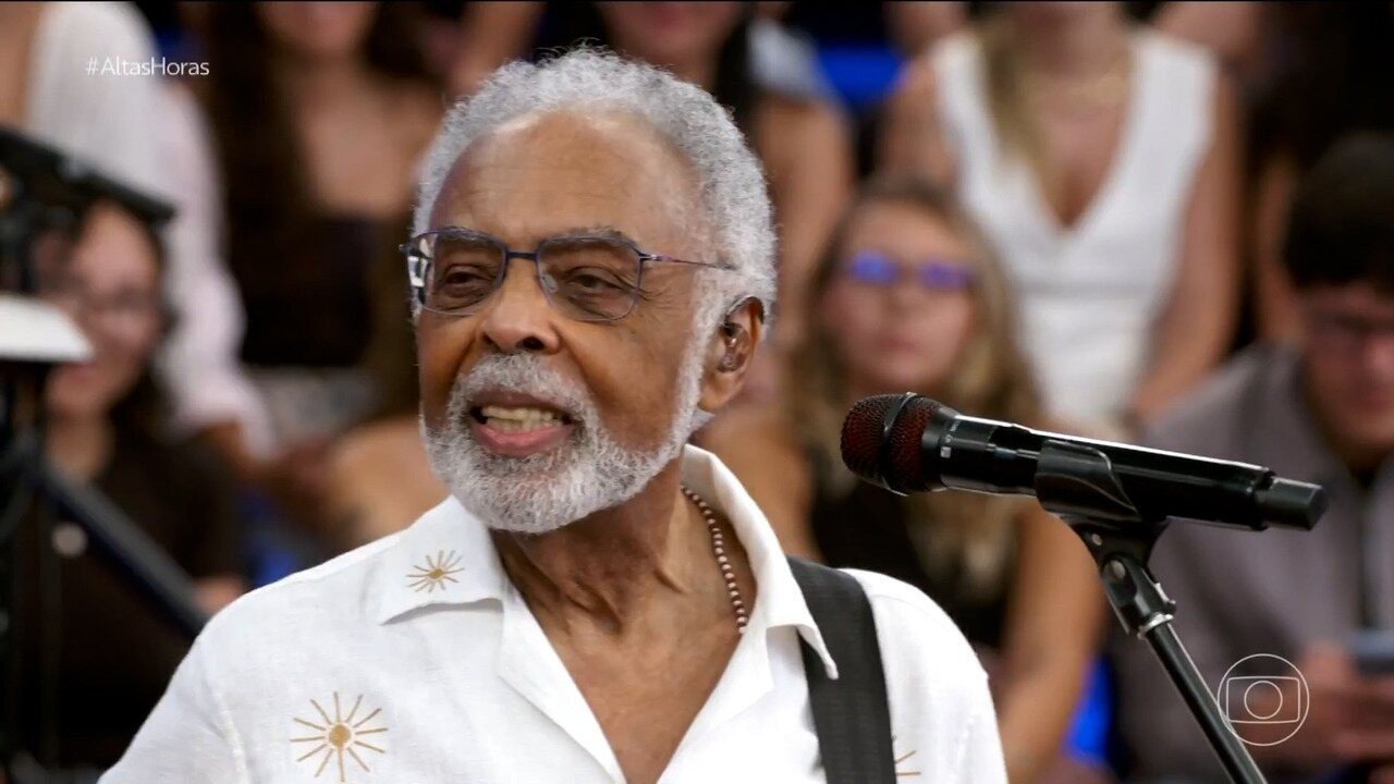 Gilberto Gil é homenageado no Altas Horas e diz que cumprirá show adiado devido à morte de Preta Gil