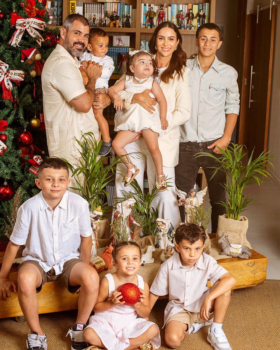 Juliano Cazarré e Letícia reúnem os seis filhos para foto na véspera de Natal