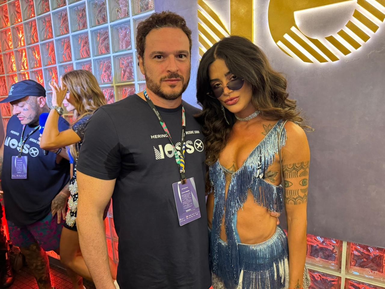 Aline Campos curte camarote na Sapucaí e entrega relacionamento com deputado: 'Tudo fluindo'