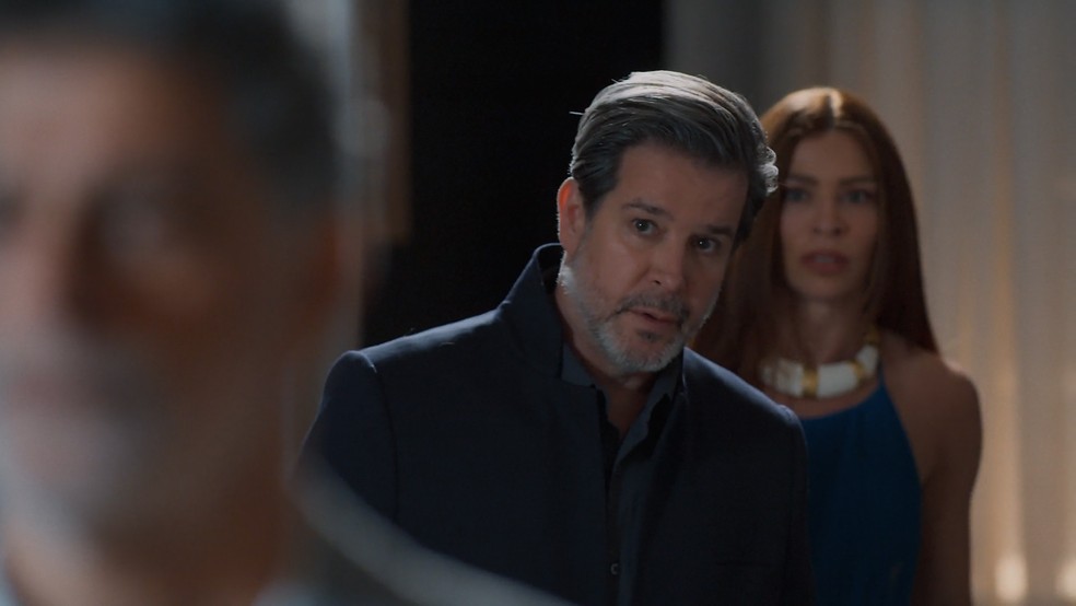 Três Graças: Ferette arma plano para incriminar Rogério — Foto: Globo