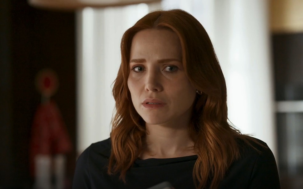 Adriana (Letícia Colin) se vinga de Pilar (Isabel Teixeira) — Foto: Globo