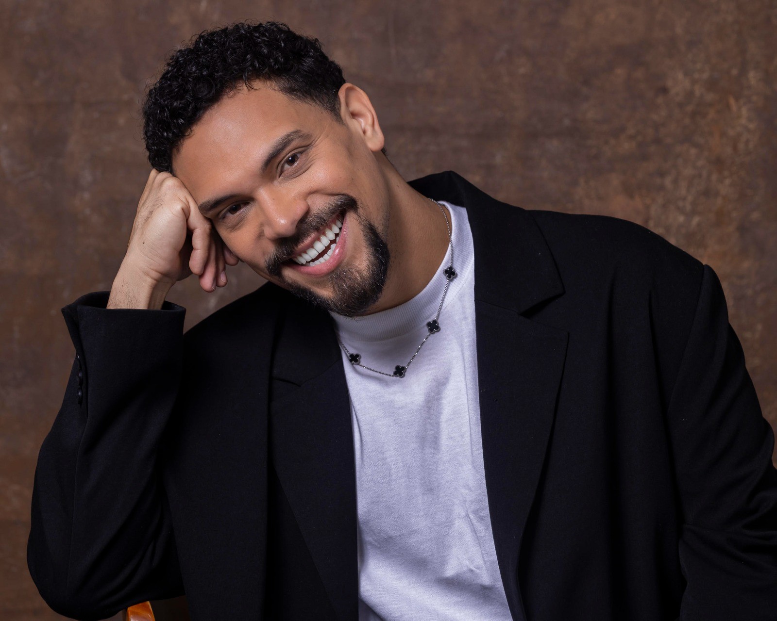 Vinícius, do BBB 25, atinge 1 milhão de seguidores