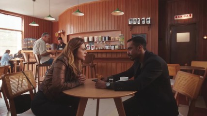 Hans chantageia Gina