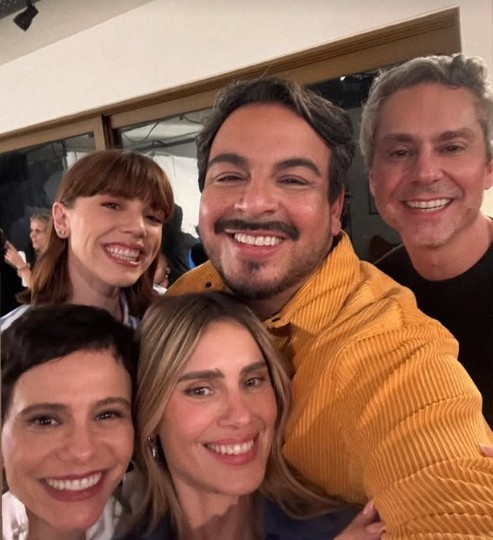 Carolina Dieckmmann se reúne com atores de Vale Tudo e brinca: 'O que será que estamos aprontando juntos?'