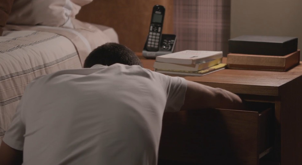 Após entrar pela janela, Marcos colocará o anel de volta na gaveta — Foto: Reprodução/TV Globo