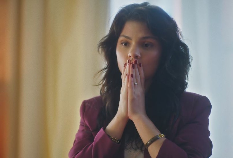 Terra e Paixão: Petra pensa em um plano para desmascarar Dirceu — Foto: Globo