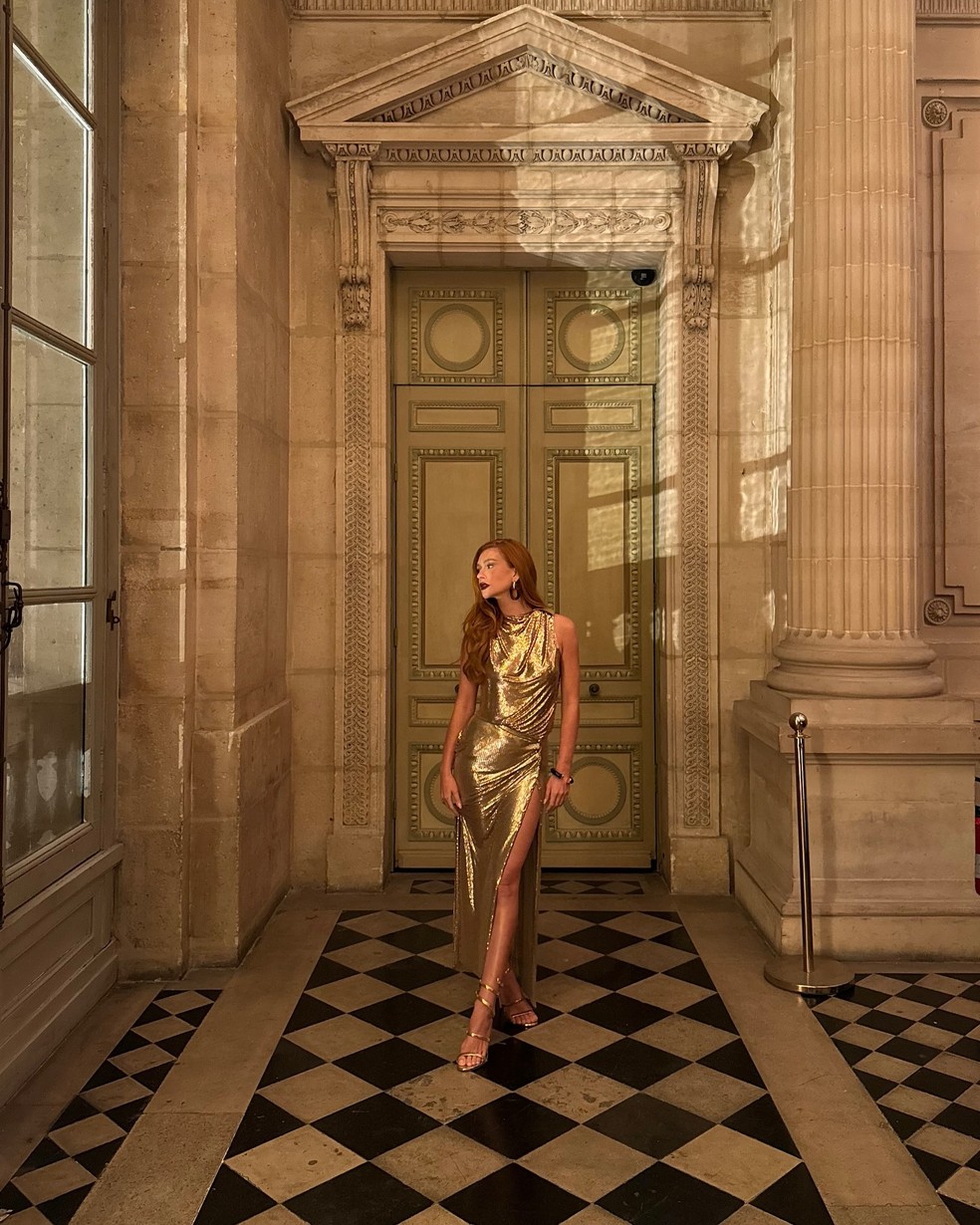 Marina Ruy Barbosa ostenta look dourado da Rabanne em Paris — Foto: Instagram