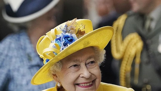 Dudu Bertholini explica looks excêntricos da Rainha Elizabeth II e exalta: 'Grande ícone fashion'