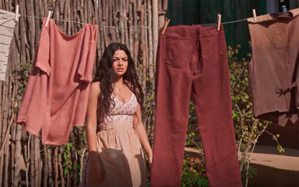 Quinota vê calça da mãe e tem ideia em No Rancho Fundo — Foto: Globo