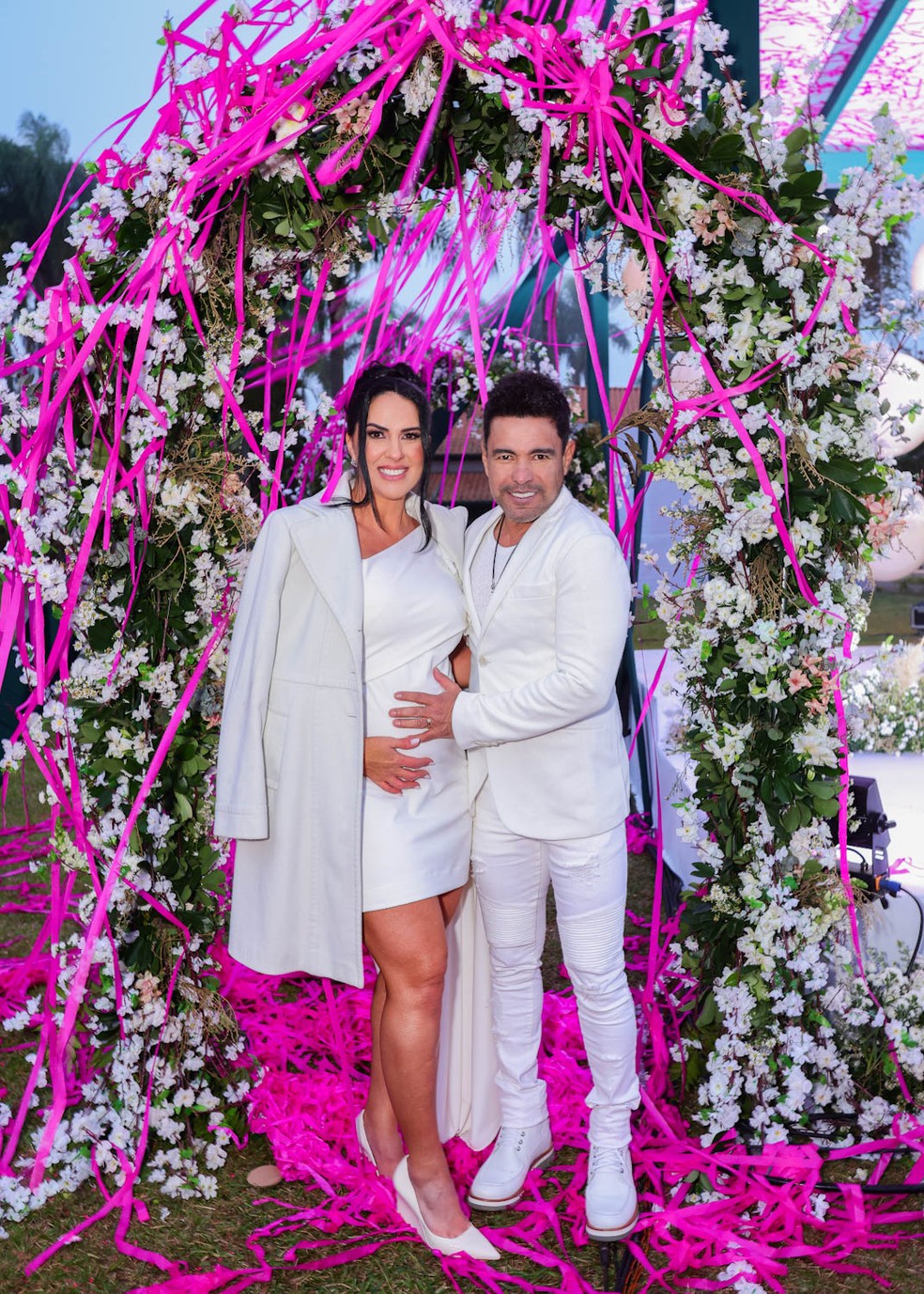 Cerimônia de chá revelação contou com casamento surpresa entre Zezé di Camargo e Graciele Lacerda — Foto: brazil news