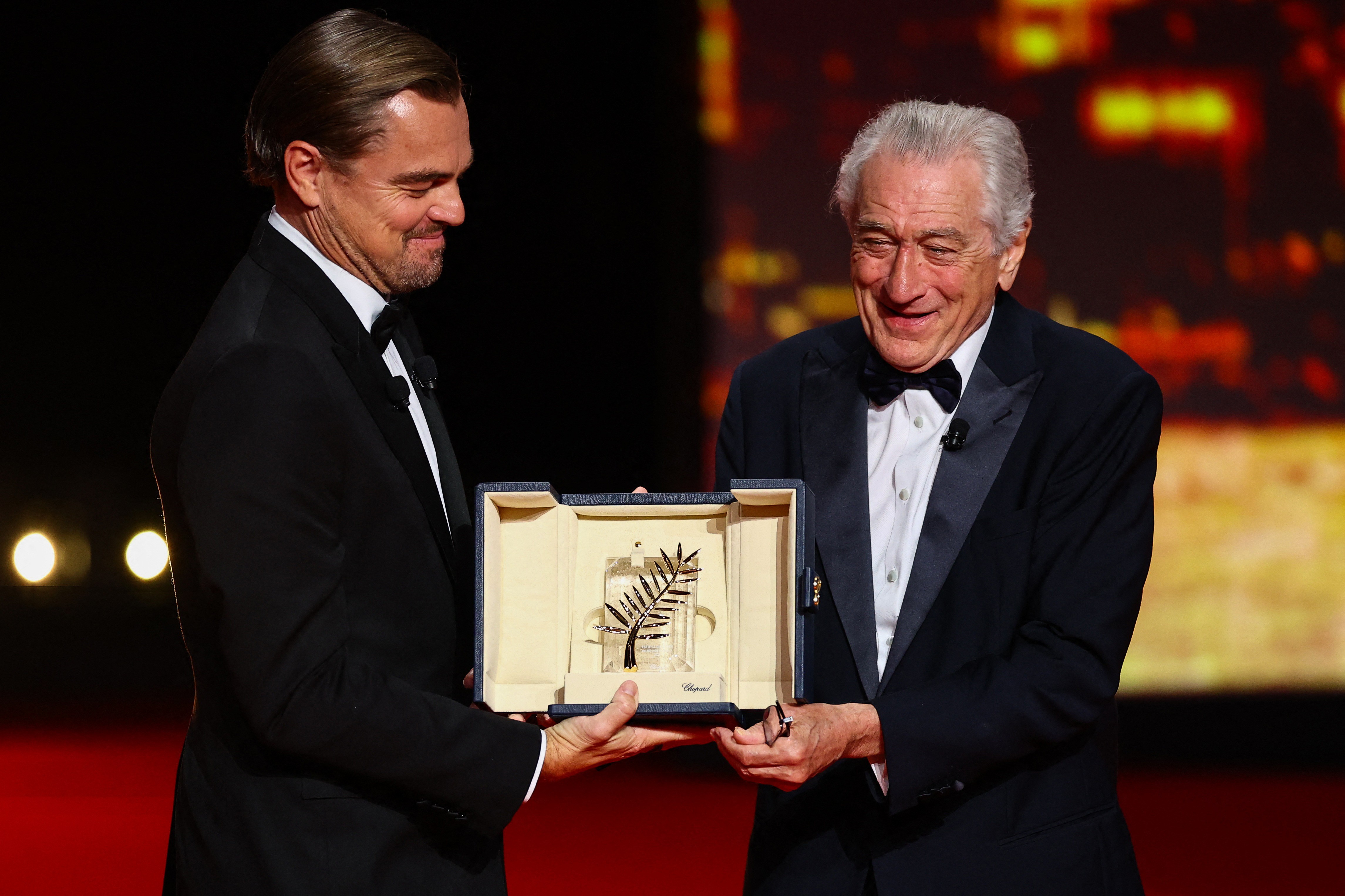 Leonardo DiCaprio entrega Palma de Ouro honorária a Robert De Niro no Festival de Cannes
