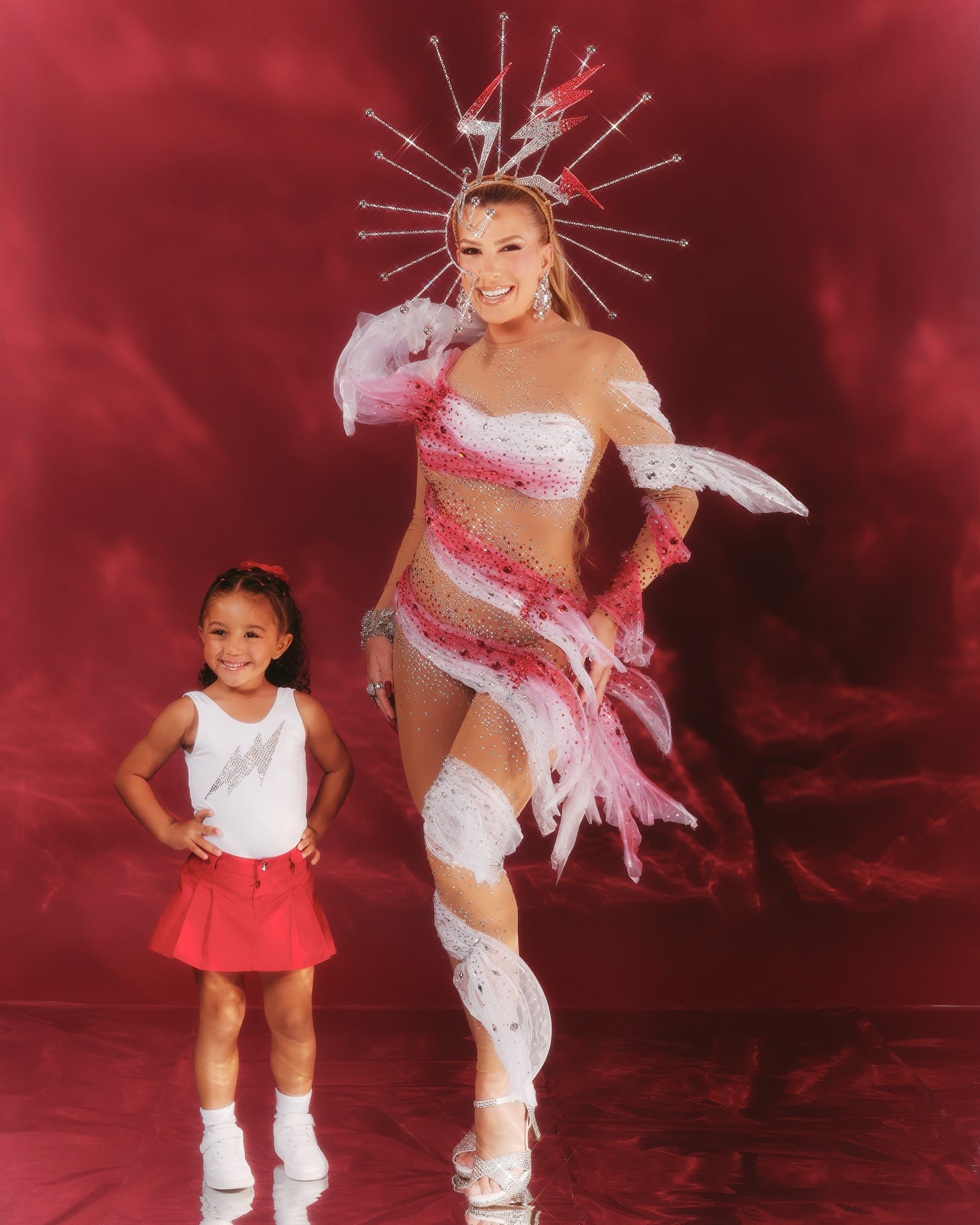 Grávida, Lore Improta 'combina look' para ensaio da Viradouro com a filha, Liz