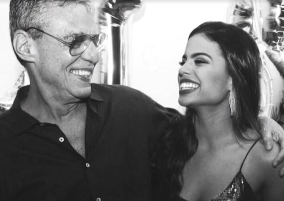 Clara Buarque com seu avô, Chico Buarque — Foto: Arquivo Pessoal