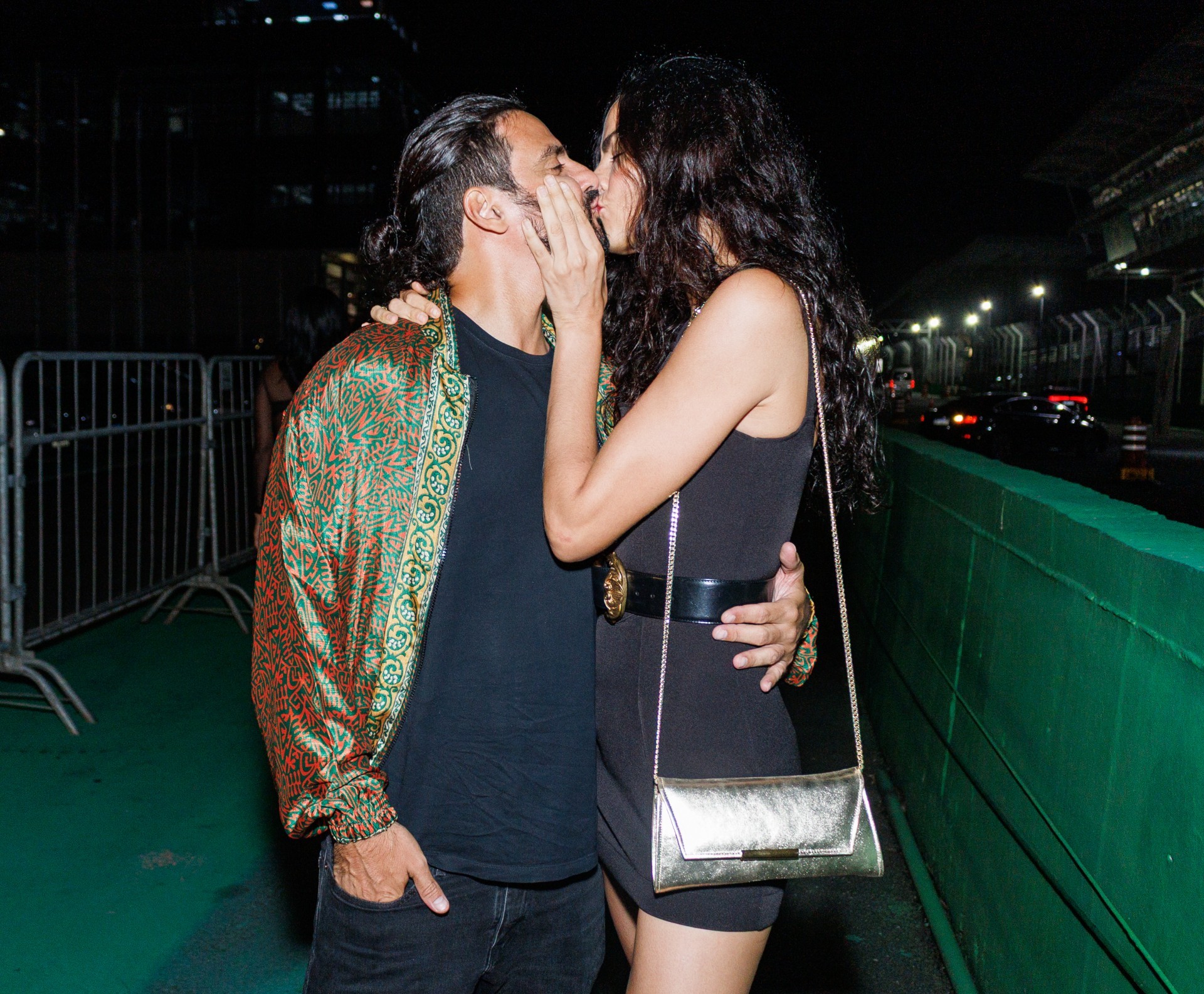 JP Demasi e Barbara Fialho posam aos beijos no Lollapalooza, em dia com a presença da ex, Bela Gil