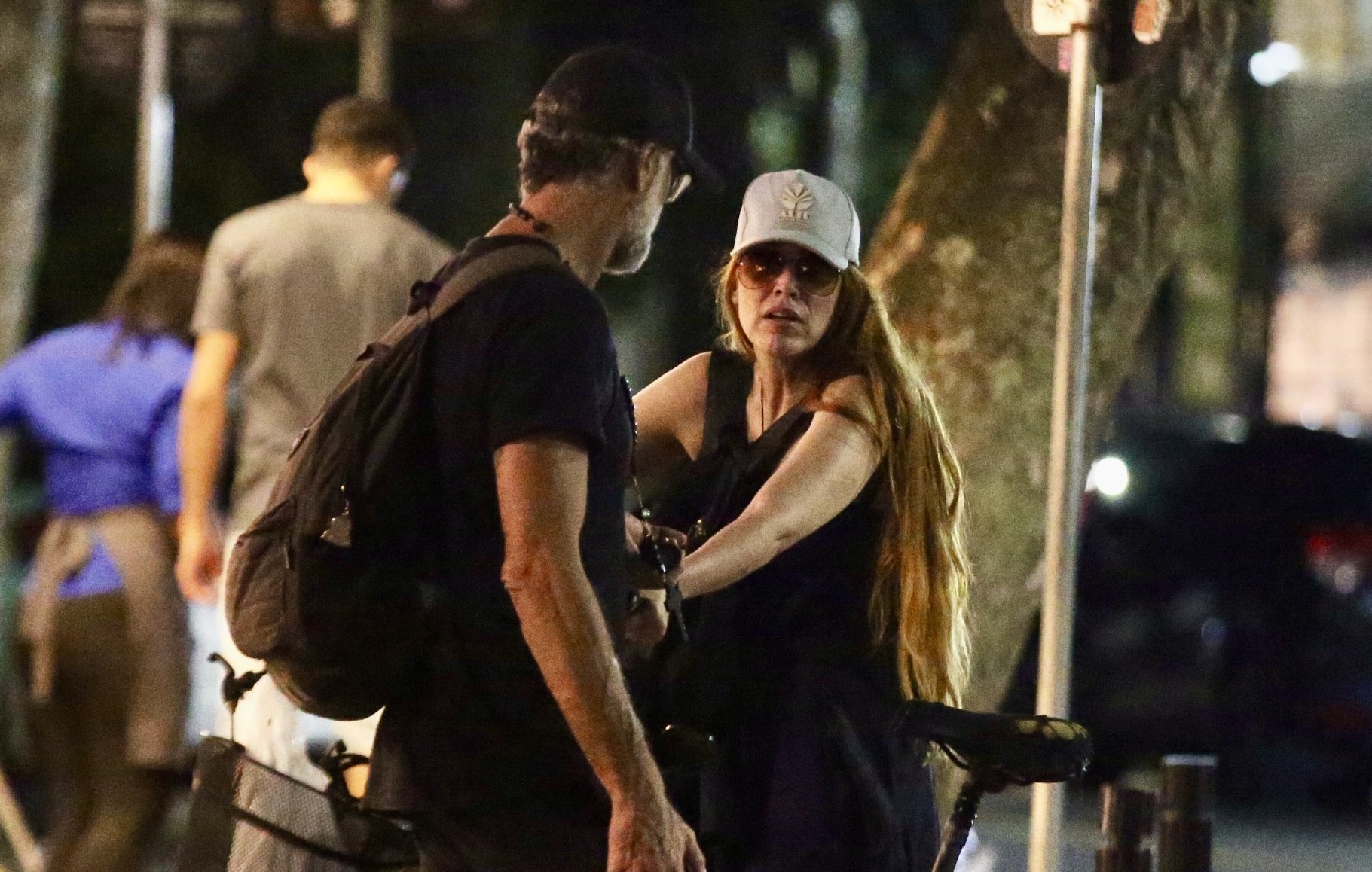 Danni Carlos passeia de bicicleta com amigo no Rio