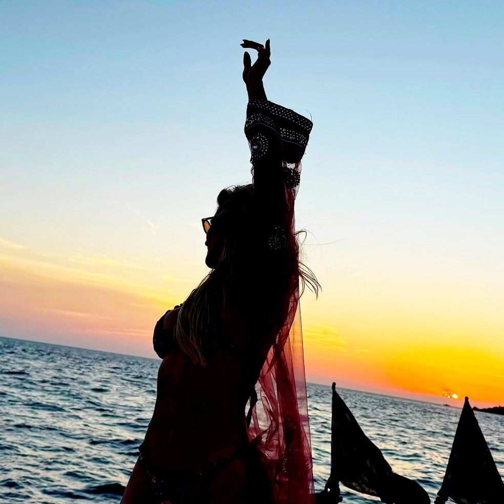 Lívia Andrade contempla pôr do sol em Ibiza e deixa fãs de queixo caído — Foto: Reprodução/Instagram