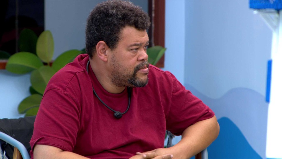 Babu Santana conversa com Leandro Boneco e Solange Couto na área externa do BBB 26 — Foto: Globo