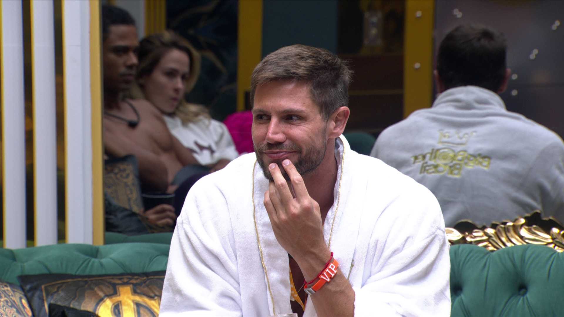 Jonas Sulzbach fala sobre início de relacionamento com Mari Gonzalez: 'Senti uma parada diferente'