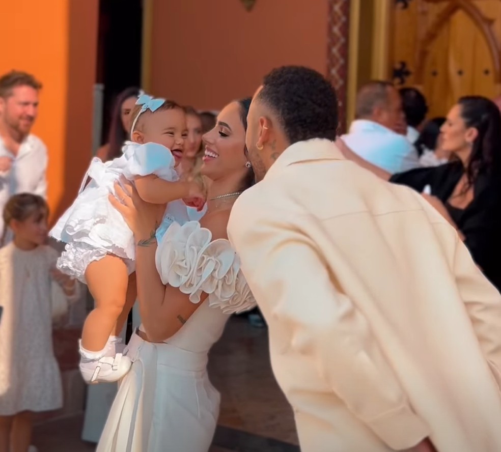 Mavie dá show de fofura com Bruna Biancardi e Neymar em batizado; veja  novos registros do momento | Famosos | gshow