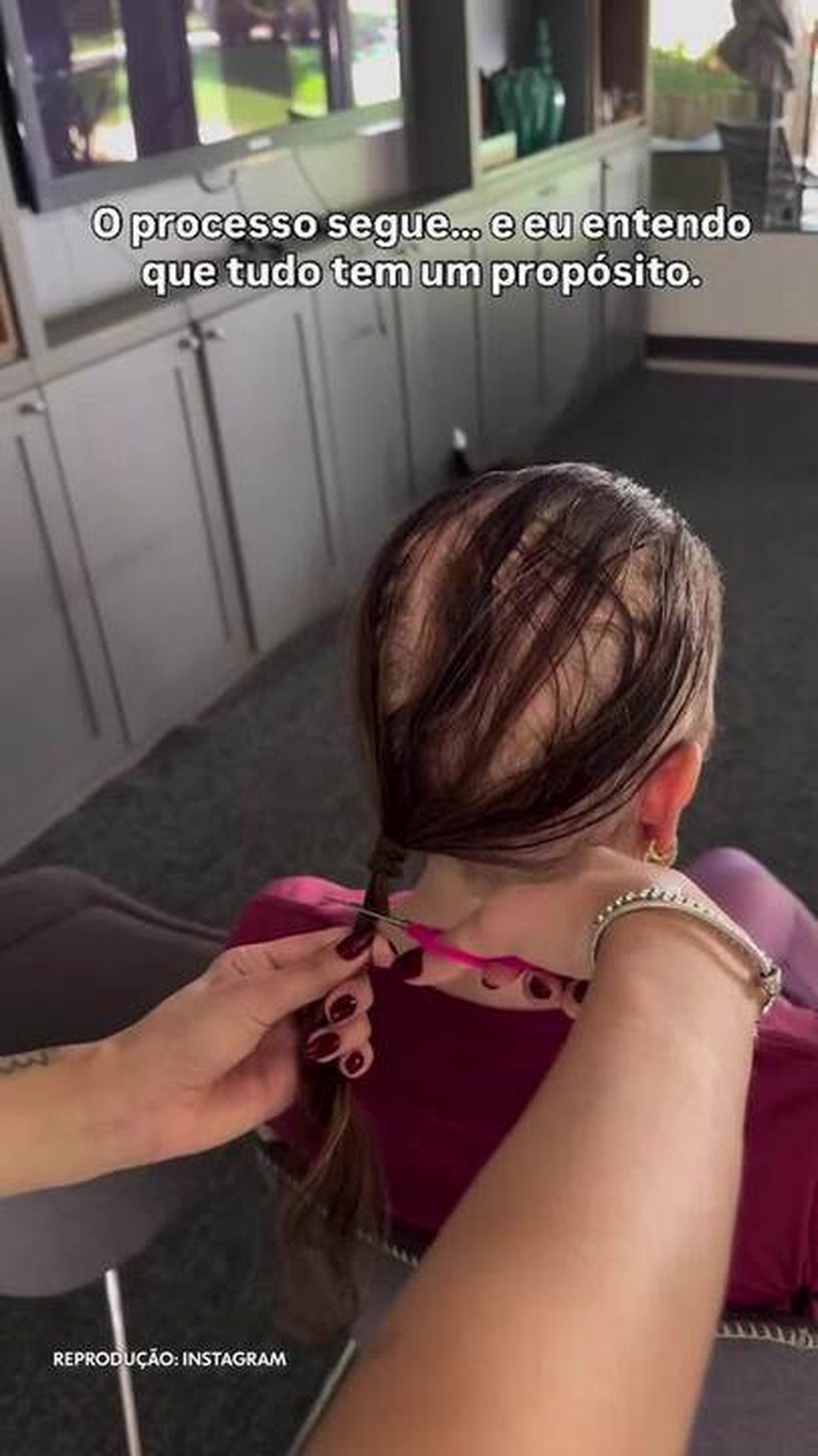 Com alopecia, mãe de Lucas Lucco corta os cabelos e mostra resultado: 'Não foi só sobre cortar o cabelo'