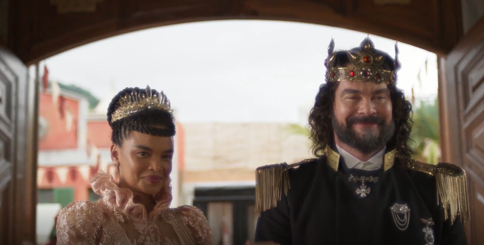 Rei Augusto e rainha Cesária, de Cordel Encantado, participam de casamento em Jendal e Alika — Foto: Globo