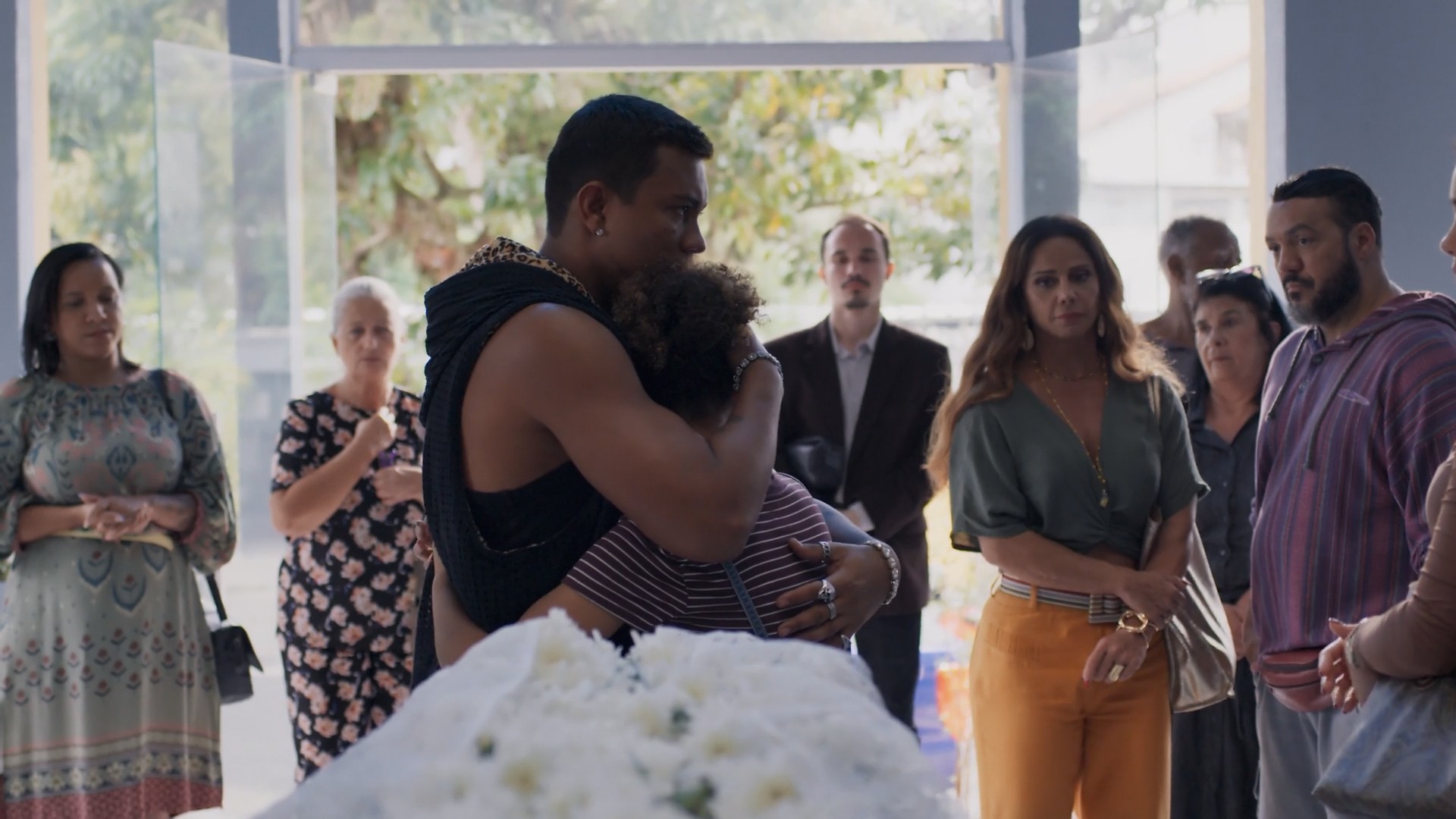 Três Graças: Joélly e Bagdá choram e se abraçam no velório de Jorginho