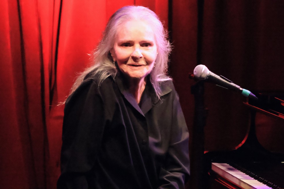 Famosos lamentam a morte da cantora Angela Ro Ro