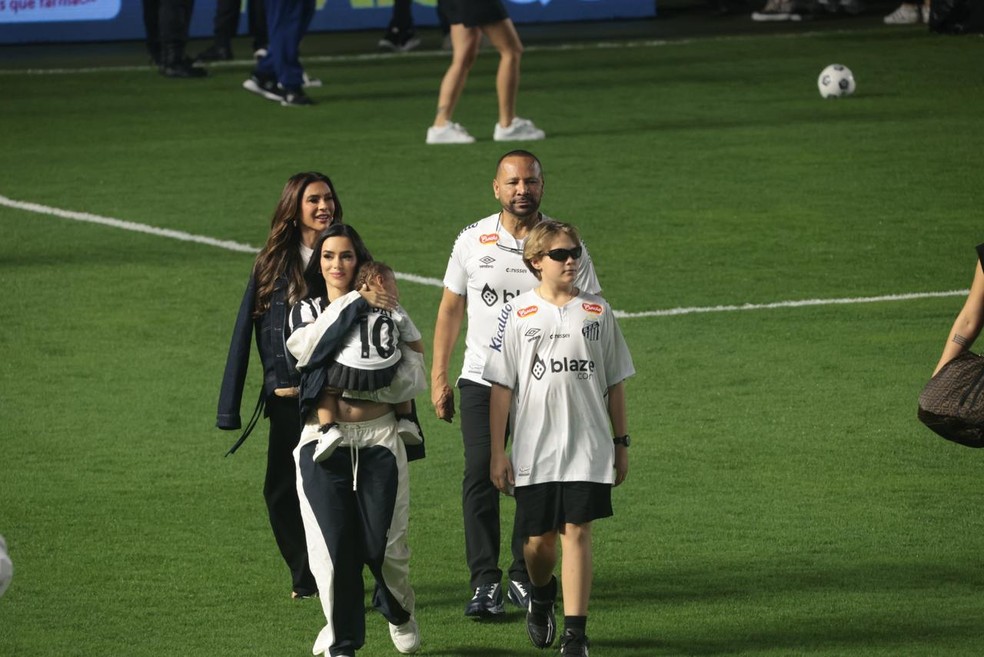 Neymar chega ao Santos acompanhado da família: 'O príncipe está em casa' | Famosos | gshow