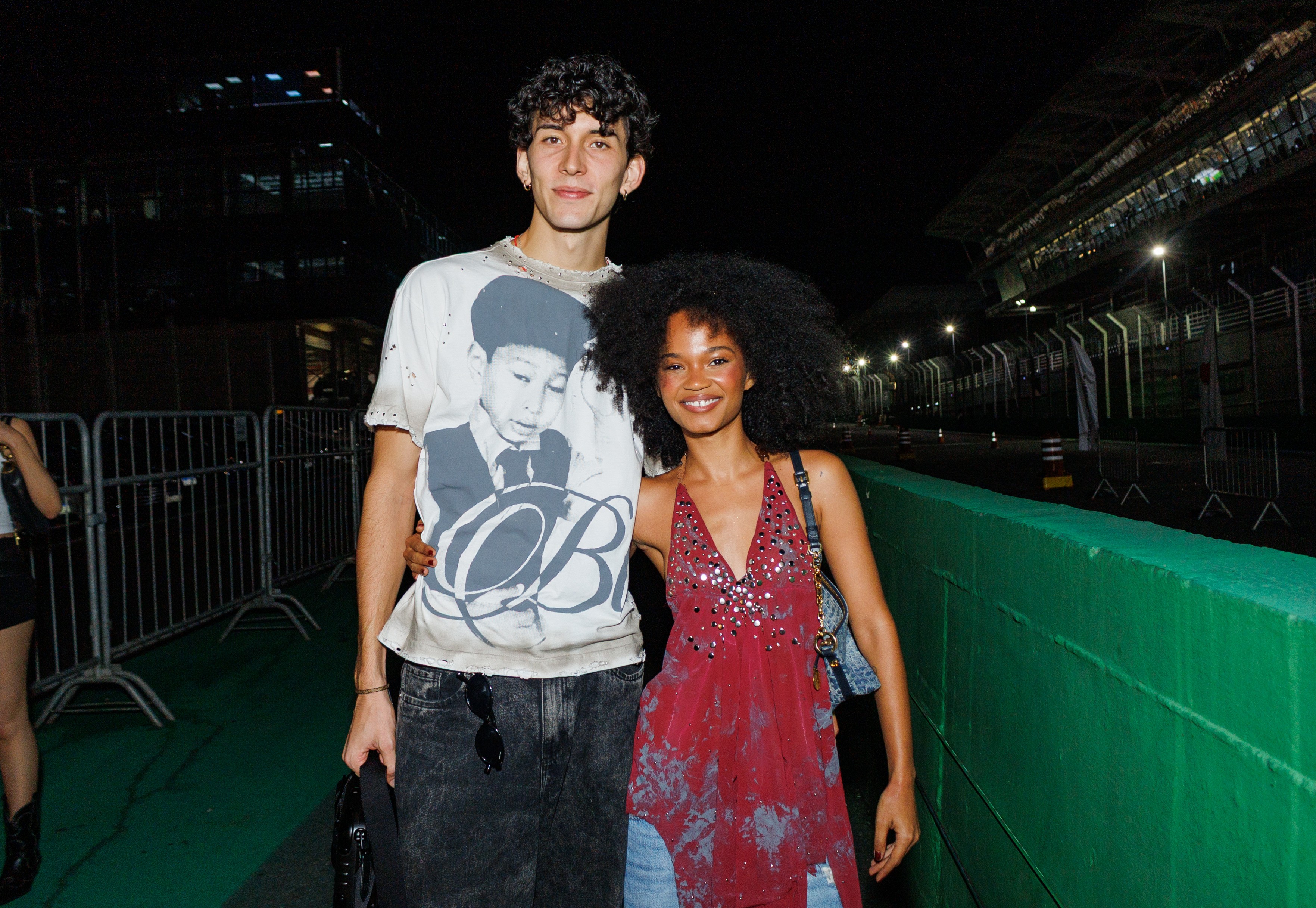 Agnes Nunes volta ao Lollapalooza com o namorado e diferença de altura surpreende