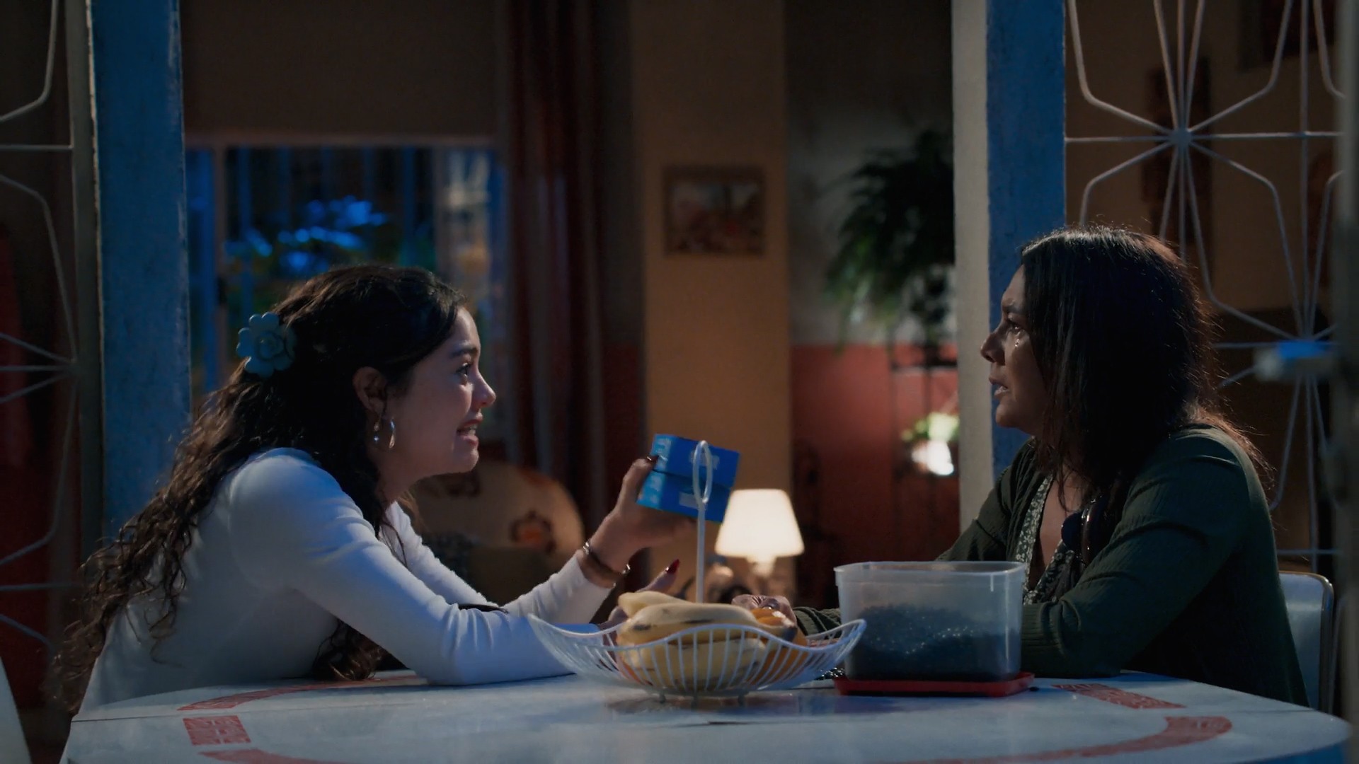 Três Graças: Lígia abre o coração para Gerluce, que se desespera e decide procurar a polícia