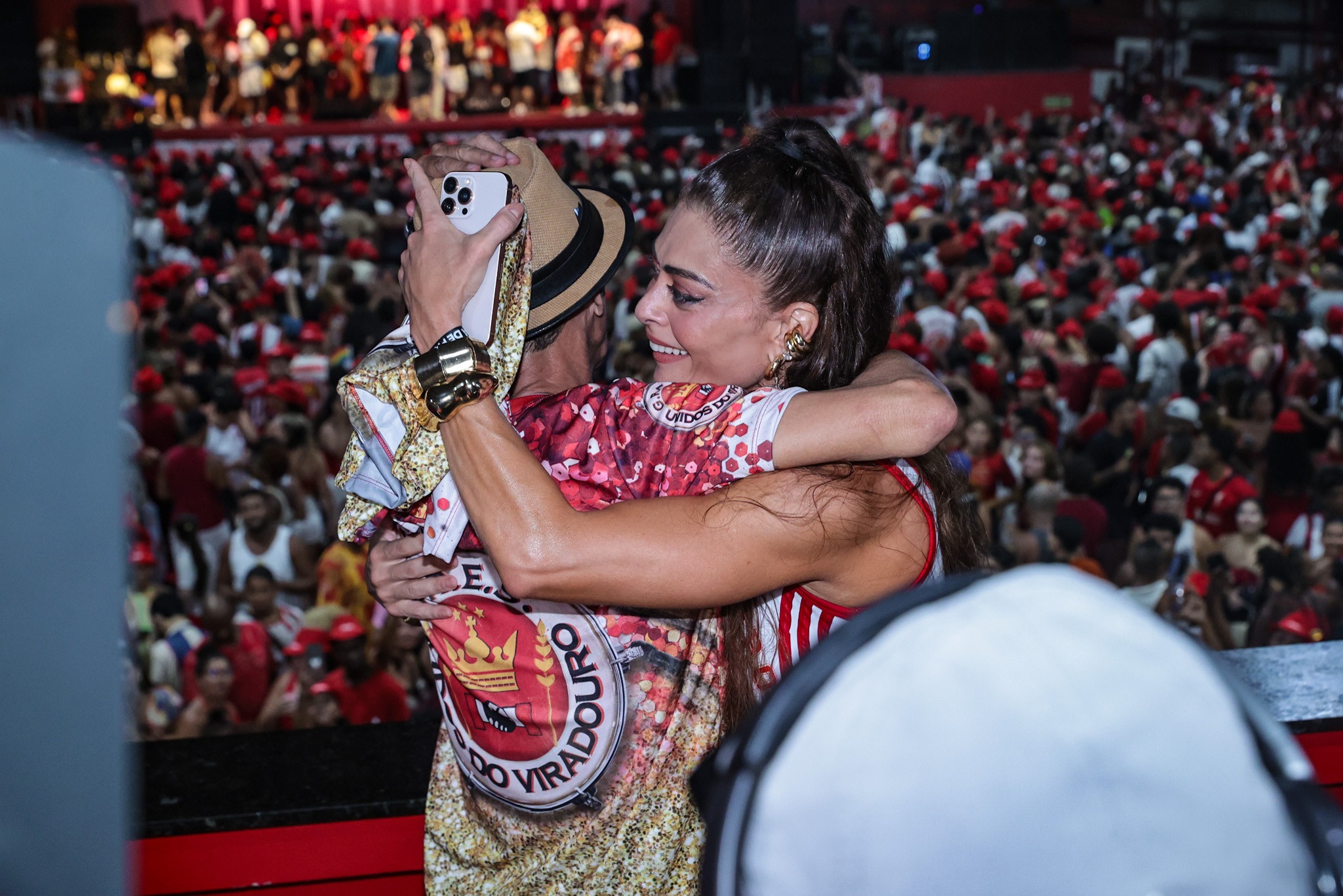 Viradouro comemora vitória na quadra da agremiação com Juliana Paes e Lore Improta