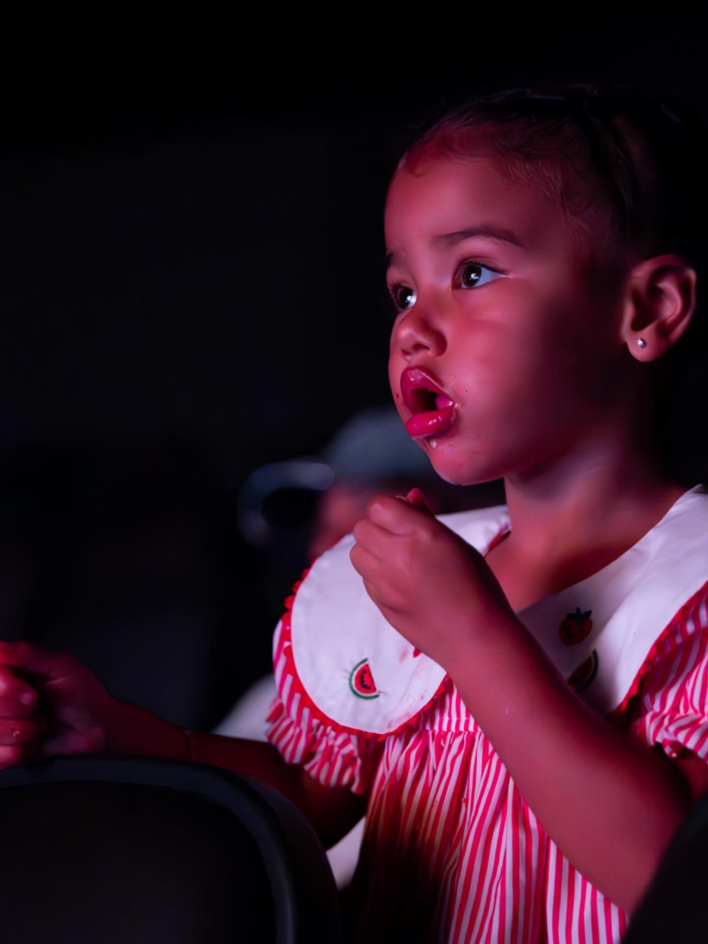 Neymar e Bruna Biancardi curtem segunda-feira no cinema com as filhas