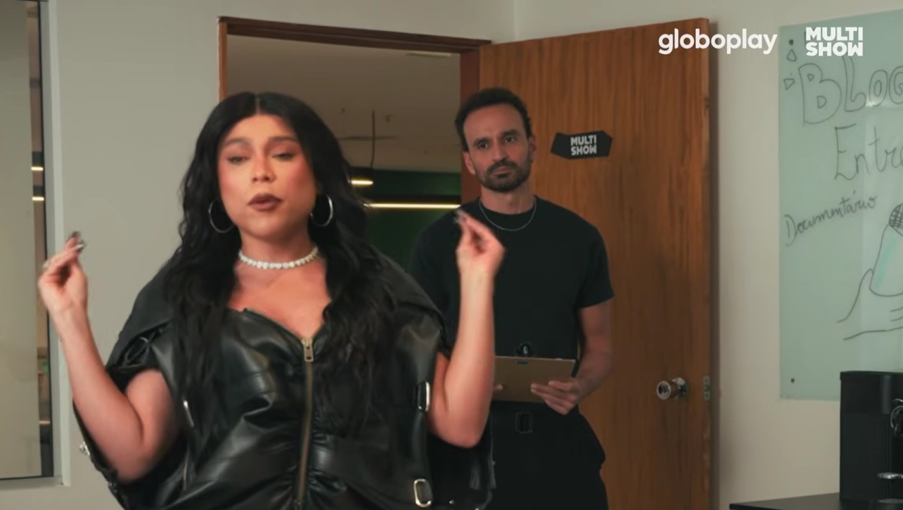 Imagem da blogueirinha durante entrevista sobre bastidores na Globo
