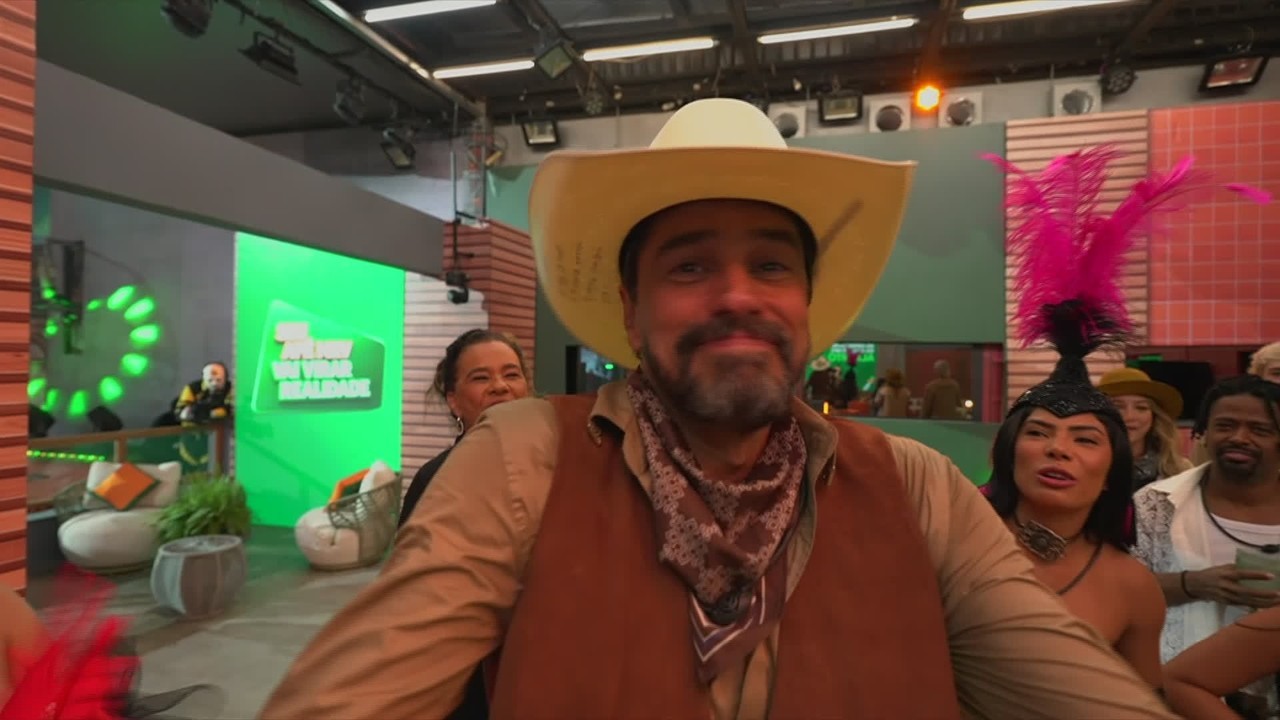 Alberto Cowboy ganha chapéu autografado por Antônio Fagundes: 'É o Rei do Gado!'
