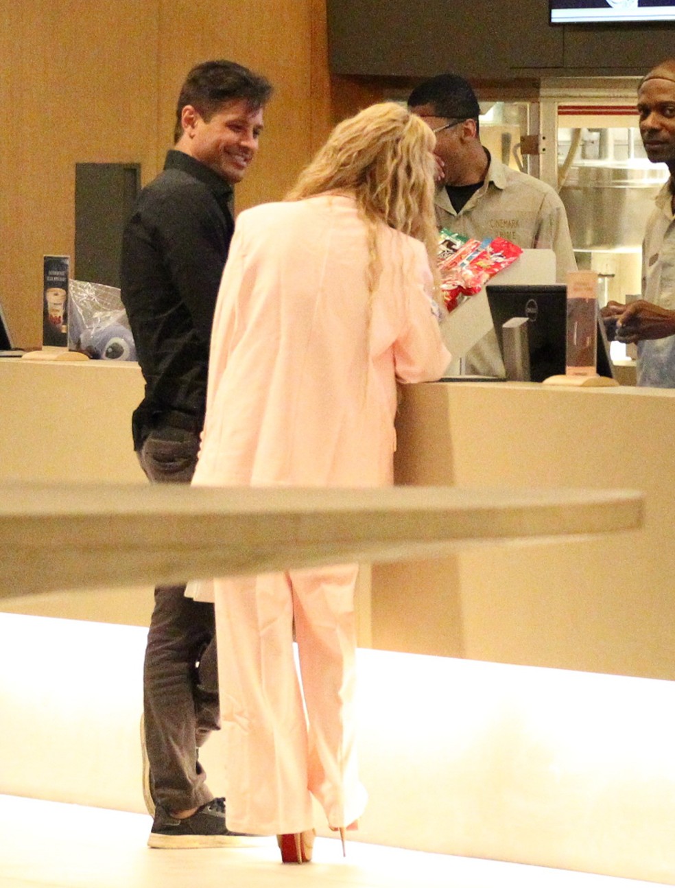 Dado Dolabella passeia com loira — Foto: Edson Douglas/AgNews
