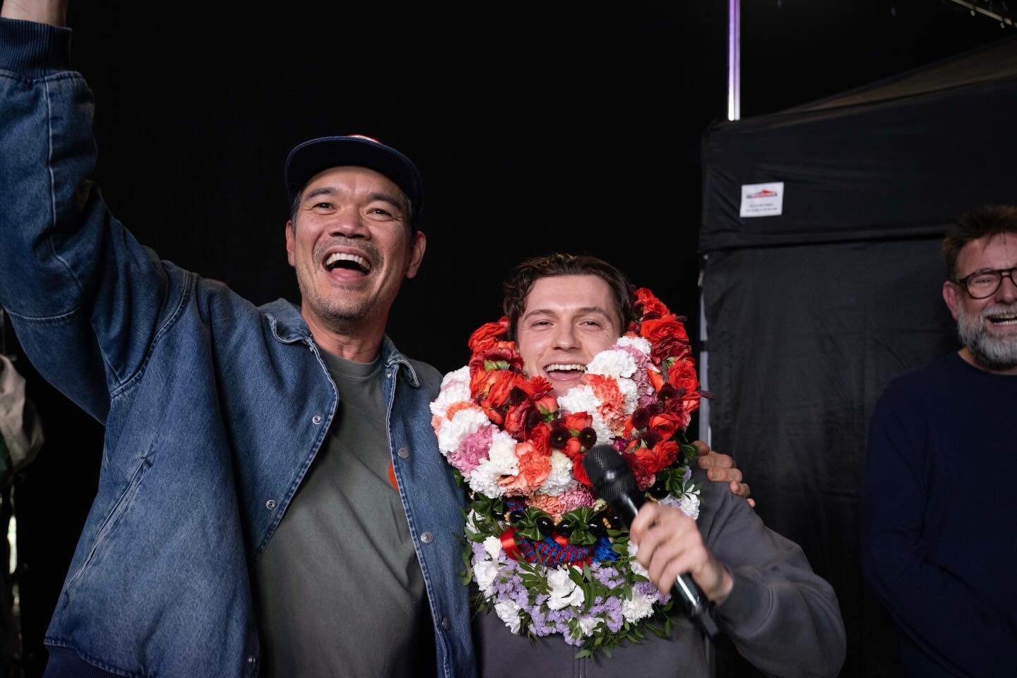 Filmagens de 'Homem-Aranha: Um Novo Dia' chegam ao fim com homenagem para Tom Holland